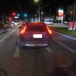 Opilý řidič jel více než 20 kilometrů po ráfku. Poškozenou pneumatiku po cestě roztrhal