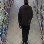 Chtějí rozměnit peníze, pak zmatou a okradou prodavačku. Policie hledá další oběti podvodníků