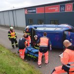 Při nehodě ve Strakonicích se převrátilo auto na bok. Řidiče vyprošťovali hasiči