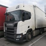 Na dálnici D3 způsobil řidič Peugeotu nehodu, pak ujel. Policie hledá svědky