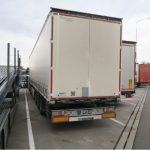 Na dálnici D3 způsobil řidič Peugeotu nehodu, pak ujel. Policie hledá svědky