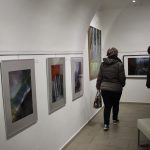 Barvou a hlínou. V plánské Galerii Fara vystavují Irena a Otakar Novákovi
