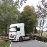 U Vyššího Brodu narazil řidič s autem do stromu. Další havárie uzavřela silnici mezi Chvalšinami a Smědčí