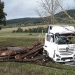 U Vyššího Brodu narazil řidič s autem do stromu. Další havárie uzavřela silnici mezi Chvalšinami a Smědčí