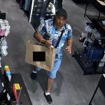 V souvislosti se zneužitím platební karty v Krumlově policie pátrá po dvou mužích