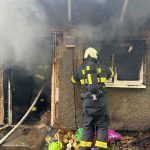 Při požáru kůlny v Křemži se popálil starší muž