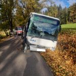 U Jindřichova Hradce havaroval autobus. Zranilo se několik cestujících, silnice je uzavřena