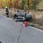 Na Jindřichohradecku skončilo auto na střeše. Zranili se čtyři lidé