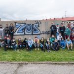 Děti oživily plot bývalých kasáren v Českém Krumlově barvami