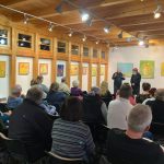 Malíř pohody Valentin Horba vystavuje v Malšicích. Na vernisáži se zpívalo s dudákem