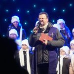 Advent na hradě přilákal stovky lidí. Ve Strakonicích se rozsvítil vánoční strom na hradním nádvoří i na malém náměstí