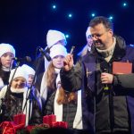 Advent na hradě přilákal stovky lidí. Ve Strakonicích se rozsvítil vánoční strom na hradním nádvoří i na malém náměstí