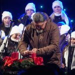 Advent na hradě přilákal stovky lidí. Ve Strakonicích se rozsvítil vánoční strom na hradním nádvoří i na malém náměstí