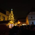 Advent na hradě přilákal stovky lidí. Ve Strakonicích se rozsvítil vánoční strom na hradním nádvoří i na malém náměstí