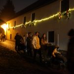 Advent na hradě přilákal stovky lidí. Ve Strakonicích se rozsvítil vánoční strom na hradním nádvoří i na malém náměstí