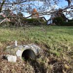 Nízká hladina Lipna odhalila roury vedoucí do přehrady. Je vůbec reálné zjistit, kdo jimi vypouští?