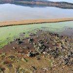 Nízká hladina Lipna odhalila roury vedoucí do přehrady. Je vůbec reálné zjistit, kdo jimi vypouští?