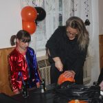 V cíli halloweenského průvodu v Čížové čekal na děti poklad