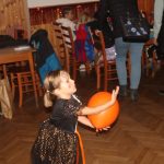 V cíli halloweenského průvodu v Čížové čekal na děti poklad