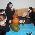 V cíli halloweenského průvodu v Čížové čekal na děti poklad