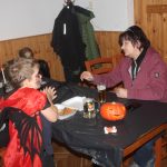 V cíli halloweenského průvodu v Čížové čekal na děti poklad