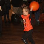 V cíli halloweenského průvodu v Čížové čekal na děti poklad