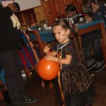 V cíli halloweenského průvodu v Čížové čekal na děti poklad