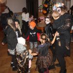 V cíli halloweenského průvodu v Čížové čekal na děti poklad