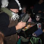 V cíli halloweenského průvodu v Čížové čekal na děti poklad