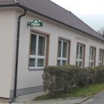 Zrekonstruovaný kulturní dům v Borovanech ozdobily malby Aleše Kroupy