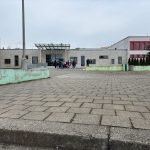 Kvůli anonymu policisté evakuovali žáky i učitele ze školy v Helsinské ulici v Táboře