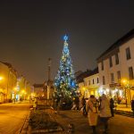 Advent na hradě přilákal stovky lidí. Ve Strakonicích se rozsvítil vánoční strom na hradním nádvoří i na malém náměstí