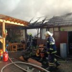 U požáru domu v Soběslavi zasahuje šest jednotek hasičů, škoda šplhá přes milion