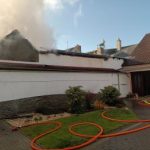 U požáru domu v Soběslavi zasahuje šest jednotek hasičů, škoda šplhá přes milion