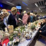 Vánoční benefiční výstava měla opět úspěch. Kino Portyč zaplnily desítky lidí