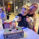 Vánoční benefiční výstava měla opět úspěch. Kino Portyč zaplnily desítky lidí