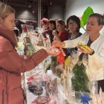 Vánoční benefiční výstava měla opět úspěch. Kino Portyč zaplnily desítky lidí