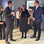 Vánoční benefiční výstava měla opět úspěch. Kino Portyč zaplnily desítky lidí