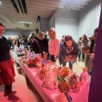 Vánoční benefiční výstava měla opět úspěch. Kino Portyč zaplnily desítky lidí