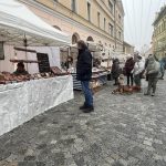 Advent v Písku odstartovalo žehnání věncům. Otevřel se i jarmark a kluziště