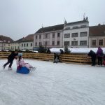 Advent v Písku odstartovalo žehnání věncům. Otevřel se i jarmark a kluziště