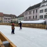 Advent v Písku odstartovalo žehnání věncům. Otevřel se i jarmark a kluziště