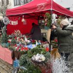 Advent v Písku odstartovalo žehnání věncům. Otevřel se i jarmark a kluziště