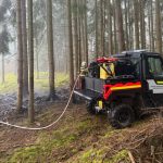 U Čestic hořel les. Hasiči se k němu s cisternou nedostali, museli využít čtyřkolku