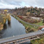 Nový úsek Vltavské cyklostezky v Krumlově přináší bezpečnější cestu podél řeky