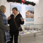 Galerie 140 praskala ve švech. Na vernisáž vánoční výstavy dorazilo přes sto lidí