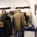 Galerie 140 praskala ve švech. Na vernisáž vánoční výstavy dorazilo přes sto lidí