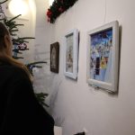 Galerie 140 praskala ve švech. Na vernisáž vánoční výstavy dorazilo přes sto lidí