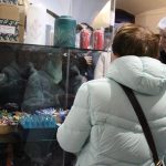 Galerie 140 praskala ve švech. Na vernisáž vánoční výstavy dorazilo přes sto lidí