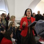 Galerie 140 praskala ve švech. Na vernisáž vánoční výstavy dorazilo přes sto lidí